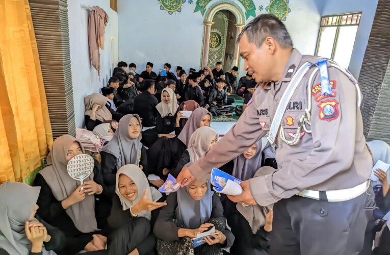 Polantas Sampang Beri Edukasi Keselamatan Berlalulintas ke Para Santri