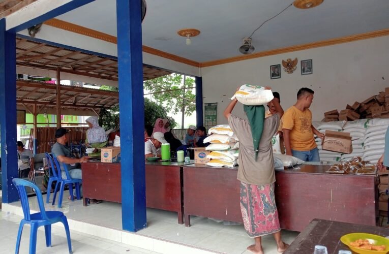 Pemdes Panggung Sampang Salurkan Beras dan Minyak Goreng Kepada 513 KPM