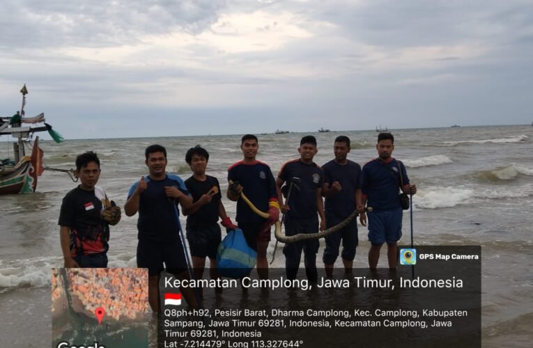 Dapat Laporan Ular di Dalam Perahu, Damkar Sampang Sigap Tangani