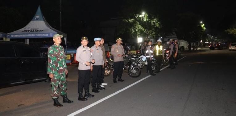 Jelang Nataru, Polres Pelabuhan Tanjung Perak Gelar Patroli Skala Besar Gabungan TNI – polri.