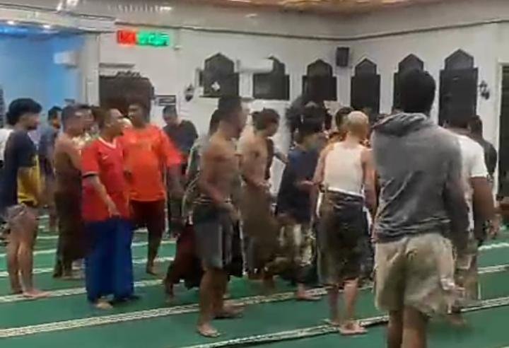 ODGJ Masuk Masjid di Sampang, Pecahkan Kaca dan Berteriak Kiamat Diamankan Warga