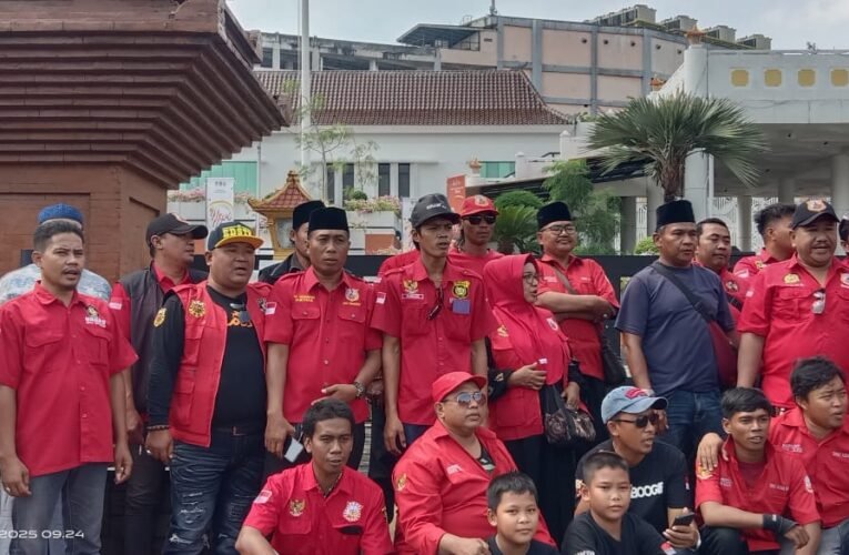Ormas Madura Asli Sedarah Bagikan 1.500 Nasi Kotak di Depan Kantor DPRD Jawa Timur