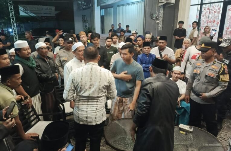 Ratusan Massa FPI Sampang Kepung Lyco Cafe, Ini Alasannya