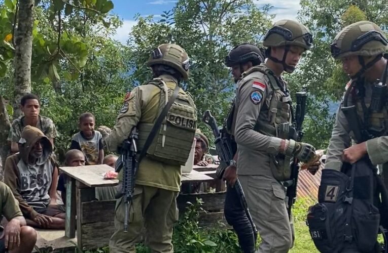 Patroli Humanis Satgas Ops Damai Cartenz di Kampung Apom Kiwirok, Pererat Kedekatan dengan Warga*