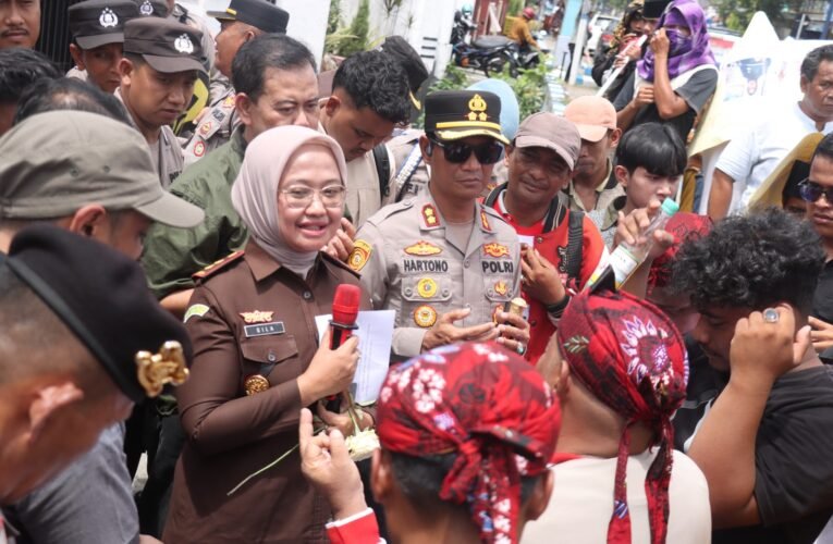 Pertanyakan Penanganan Kasus Penggelapan Pajak RSMZ Rp3,3 Miliar ; Ormas GAIB Perjuangan Turunkan Massa Aksi, Kepung Kantor Kejaksaan Negeri Sampang