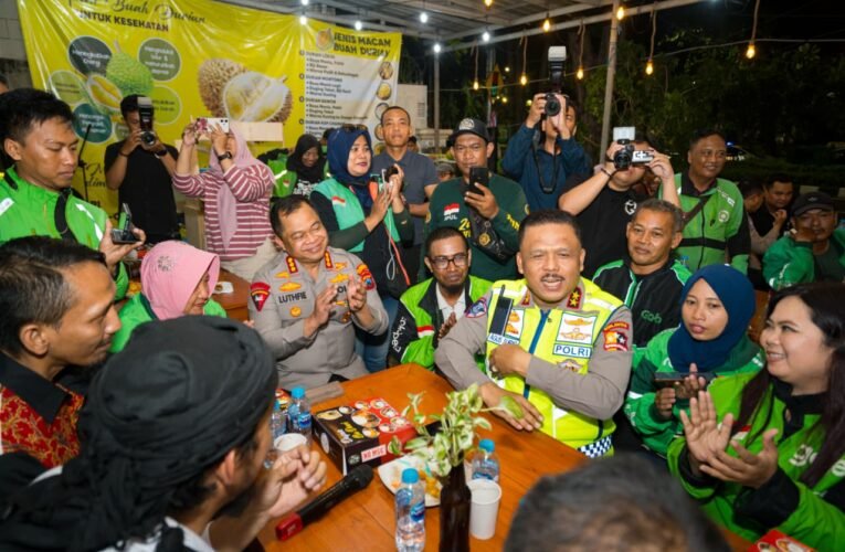 Kakorlantas Ngopi Bareng Driver Ojol Surabaya, Sampaikan Pesan Kapolri