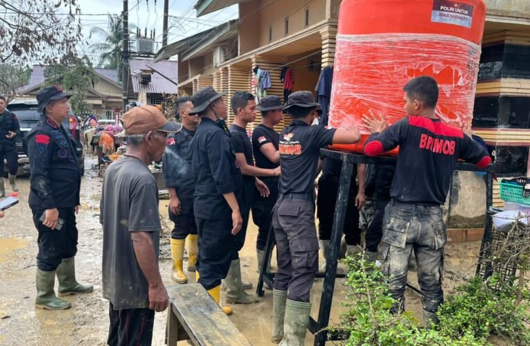 Polri Salurkan 627 Tandon Air Bersih untuk Warga Terdampak Bencana, Salah Satunya di Aceh Tamiang