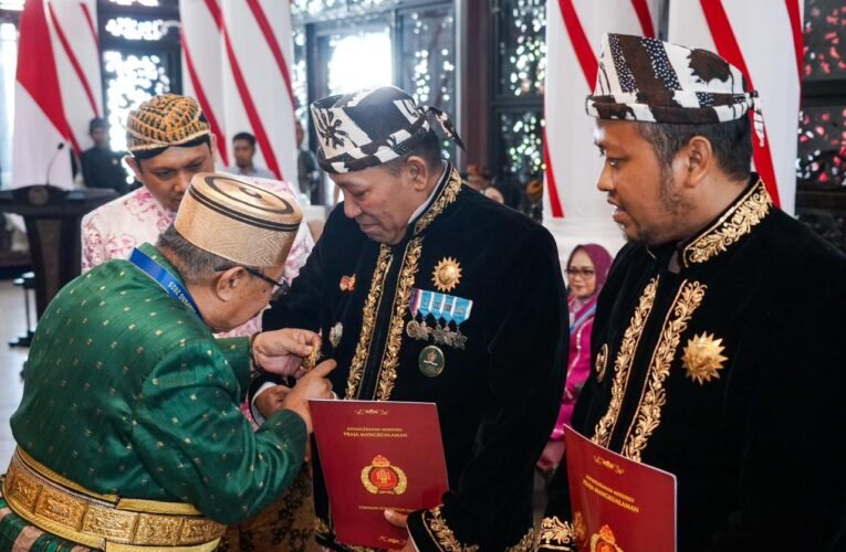 Momentum Hari Jadi Sampang ke-402, Raja-Raja  Nusantara Menobatkan Bupati Sampang, H. Slamet Junaidi Sebagai Bangsawan