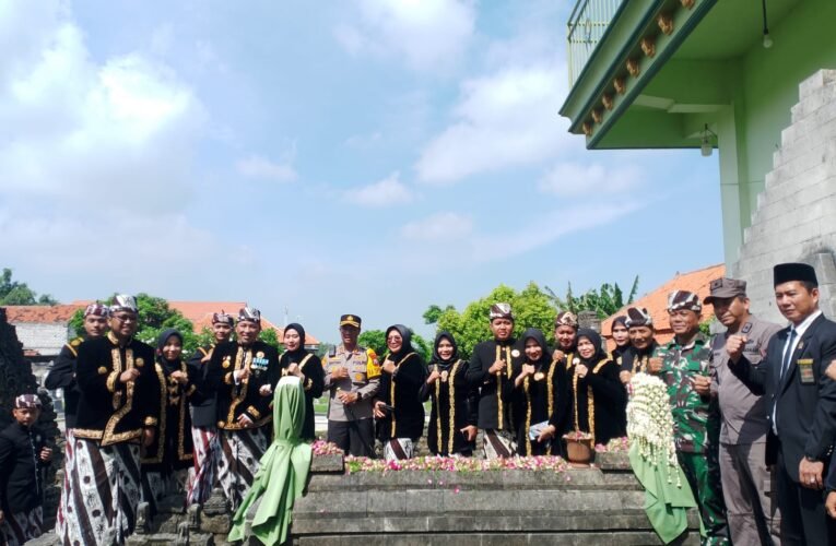 Hari Jadi Sampang sè Kapèng 402, Bupati ben Wakil Bupati Sampang a Sareng Sadhejeh Pongghebeh Pamarènta Nyalasè ka Situs Makam Rato Ebhu.