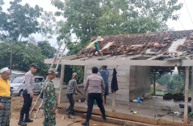 Polsek dan Koramil Guluk-Guluk Bantu Warga Payudan Dundang Terdampak Angin Puting Beliung