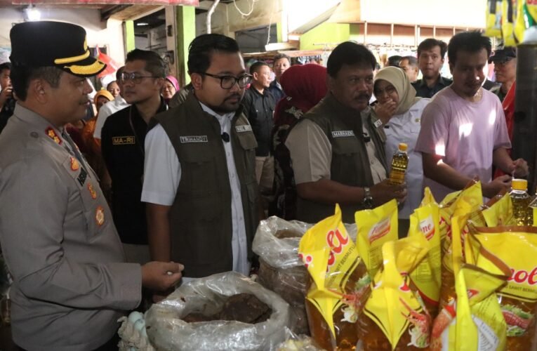 Polres Nganjuk dan Forkopimda Sidak Pasar, Pastikan Harga dan Stok Sembako Aman Jelang Nataru