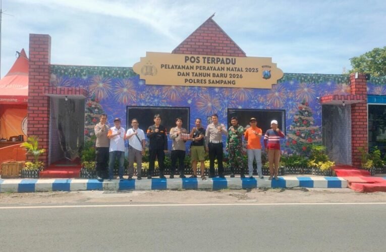 Jum’at Berkah,, Cak Jum Ketua Awas Bagikan Minuman Ke Pos Natura.