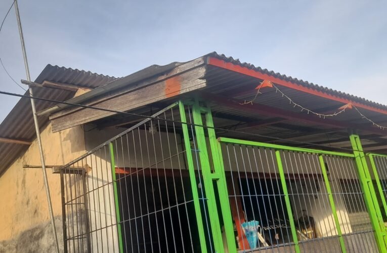 Kabel Telekomunikasi Melintang diBawah Atap, Milik Warga Desa Banasare Khawatir Keselamatan.