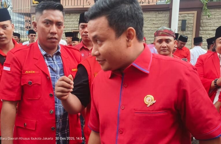 Ormas Madura Asli Sedarah Mengelar Aksi Di Depan Mabes Polri Medesak (PTDH) Mantan Kapolres Tuban.