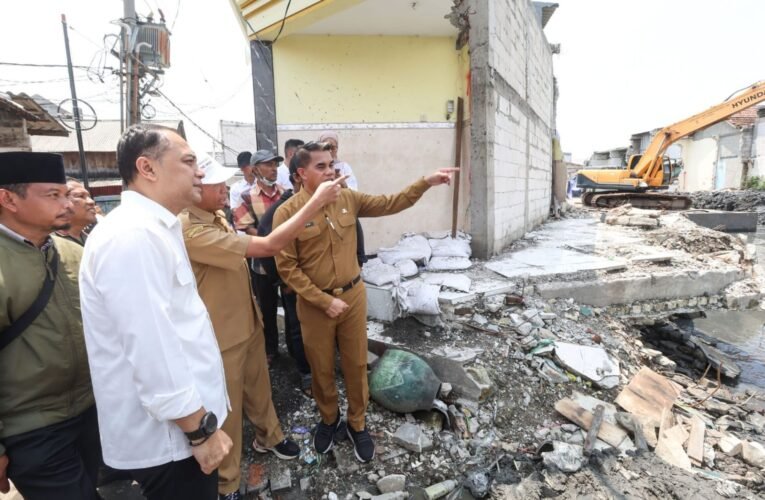 Sidak Normalisasi Sungai Kalianak, Wali Kota Eri Apresiasi Ratusan Pemilik Rumah Bongkar Sendiri Bangunannya
