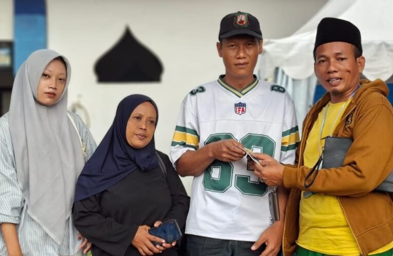 MADAS Sedarah DPD Banten Bantu warga terlantar di Tangerang Selatan di pulangkan ke Pamekasan Madura.