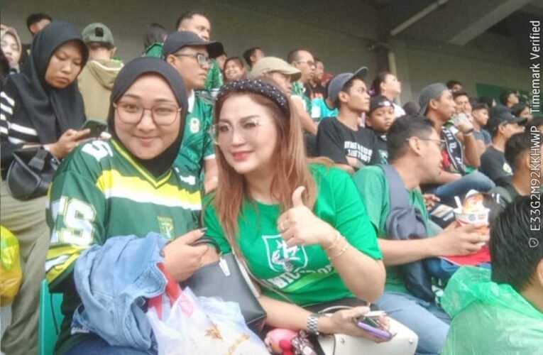 Ketua Serikandi MADAS Sedarah Hadiri Laga Persebaya di Stadion Gelora Bung Tomo