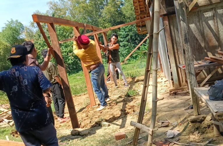 MADAS Sedarah (DPC) Sampang Bantu Perbaiki Rumah 2 Nenek Bersaudara di Kedungdung