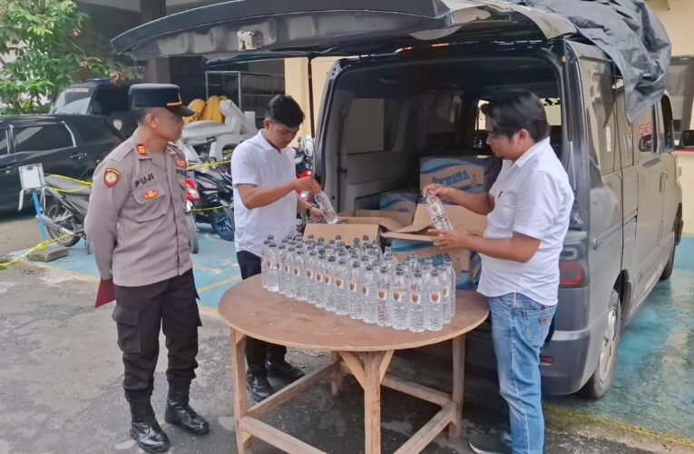 Gagalkan Penyelundupan Miras asal Bali, Satreskrim Polres Sampang Amankan Mobil Travel di Terminal Trunojoyo.