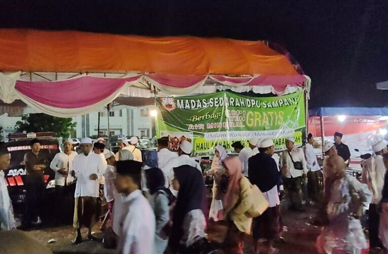Madas Sedarah DPC Sampang Ngalap Barokah, Sambut Ratusan Jamaah Dengan Air , Teh Dan Kopi Gratis.