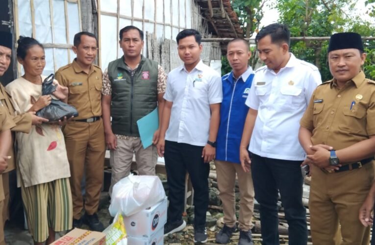 Ketua Awas Dampingi Camat Sampang,Mendatangi Warga Kurang Mampu
