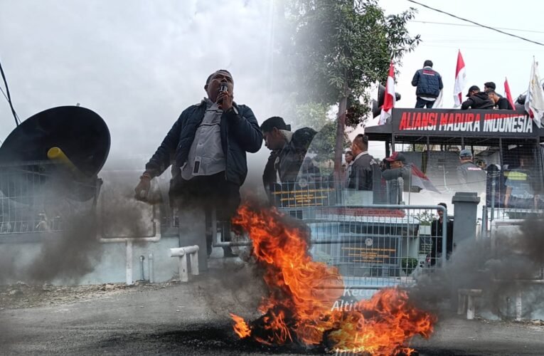 Massa AMI Kepung Kantor Wilayah Ditjen PAS Jatim di Surabaya.