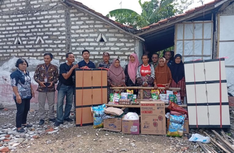 Kemensos Turun Langsung Kunjungi Warga Kurang Mampu Di Sampang.