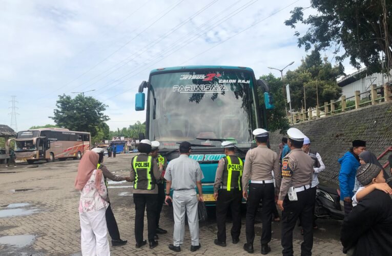 Pastikan Keselamatan Peziarah, Satlantas Polres Gresik Gelar Ramp Check Bus Pariwisata di Kawasan Sunan Giri