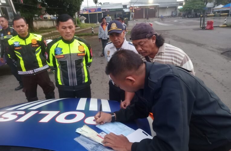 Satlantas Polres Kediri Kota Tahan Bus Bagong Usai Terobos Lampu Merah di Simpang Muning