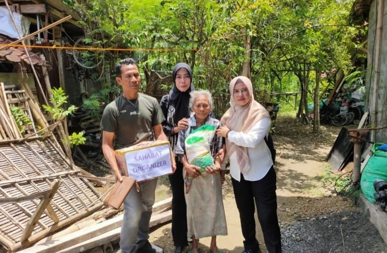 Ketua Konser Valen Di Sampang Bersama Ketua Awas Dampingi kepala Bakesbangpol Kunjungi Warga tidak mampu 