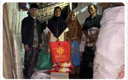 Pimpinan Cabang Muhamadiyah Kec.Kedungdung Salurkan Sembako Kepada Ibu Wakiah Warga Kurang Mampu Di Sampang.