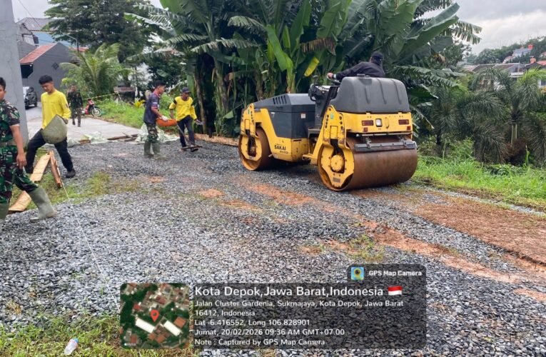 Meski Hujan, Pengerasan Jalan TMMD Kodim Depok Tetap Berjalan