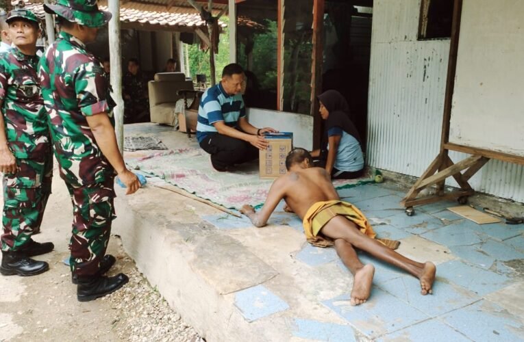 Warga Kelainan Fisik Di Sampang,Dapat Bantuan Dari Dandim 0828.