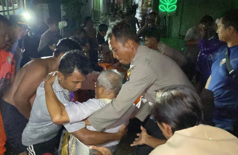 Gerak Cepat Polres Probolinggo Bantu Evakuasi Warga Terdampak Banjir