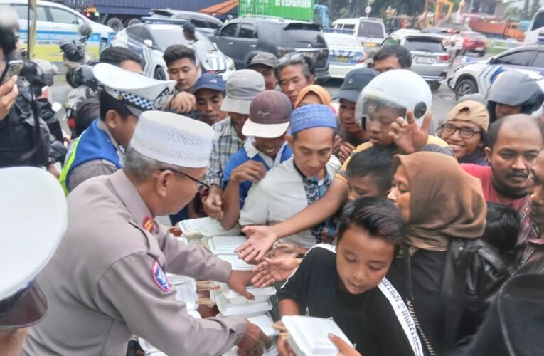Satlantas Polres Pelabuhan Tanjung Perak Berbagi Takjil di Bulan Ramadhan