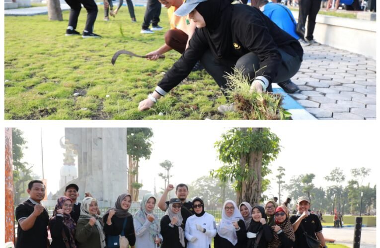 ASN SIDOARJO RAMAI-RAMAI KERJA BAKTI BERSIHKAN ALUN-ALUN SIDOARJO