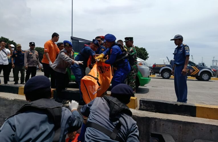 Sinergi TNI AL dan Tim SAR Gabungan Berhasil Evakuasi Korban Terjatuh dari KMP Dharma Ferry VII di Perairan Gresik