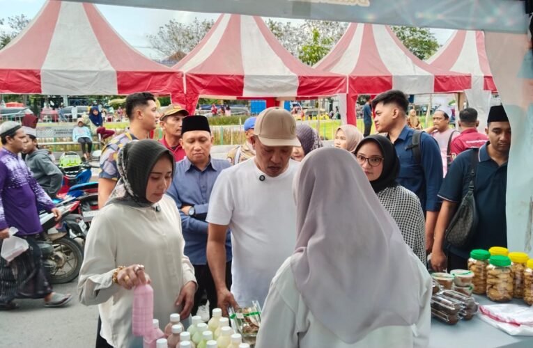 Bupati Sampang Borong Takjil Menjelang Buka Puasa,Di Kawasan UMKM Alun_ Alun Trunojoyo Sampang.