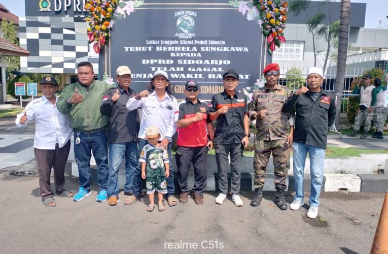 Laskar Jenggolo Hujani Kantor Dewan dengan Ucapan Duka Cita, Protes Keras Mandulnya Fungsi Legislatif