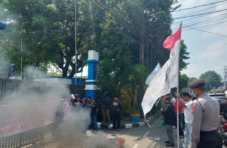 FP2N Geruduk Kantor Dishub Kota Tangerang, Soroti Parkiran Liar Truk Wing Box Memakan Korban Di Jalan Juanda