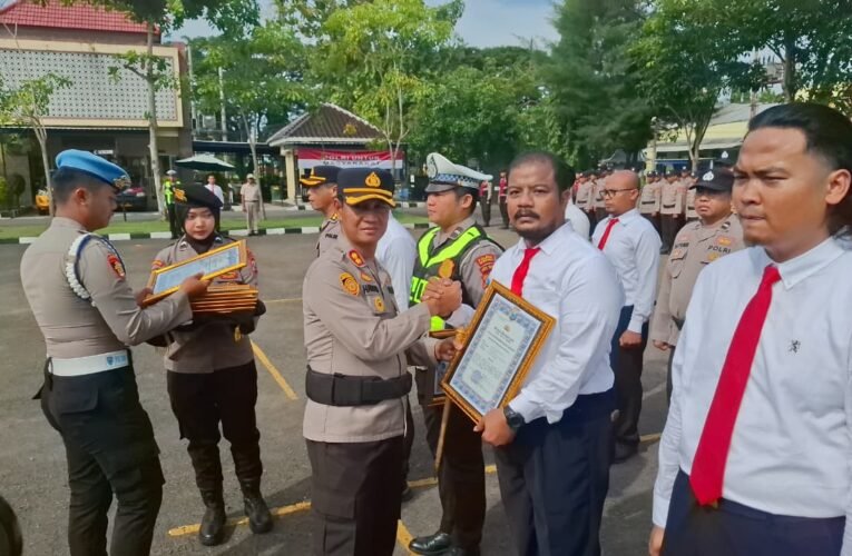 Apresiasi Kinerja Anggota, Kapolres Sampang Berikan Penghargaan Atas Raihan Predikat WBK Hingga Ungkap Kasus Narkoba 3 KG*