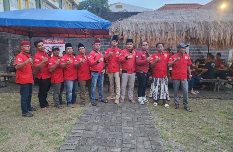 Kepedulian Nyata, DPC Madas Sedarah Sidoarjo Bagi 1.000 Takjil untuk Pengguna Jalan dan Ojol.