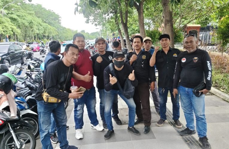 Dugaan OTT ‘Settingan’ Meledak, Ratusan Jurnalis Kepung Polda Jatim: Copot Kapolres, Bebaskan Amir!