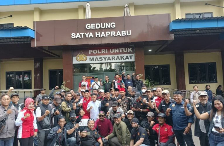 Ratusan Jurnalis Jatim Geruduk Mapolda jatim, Desak Usut Dugaan OTT “Settingan” dan Tangguhkan Penahanan jurnalis Amir