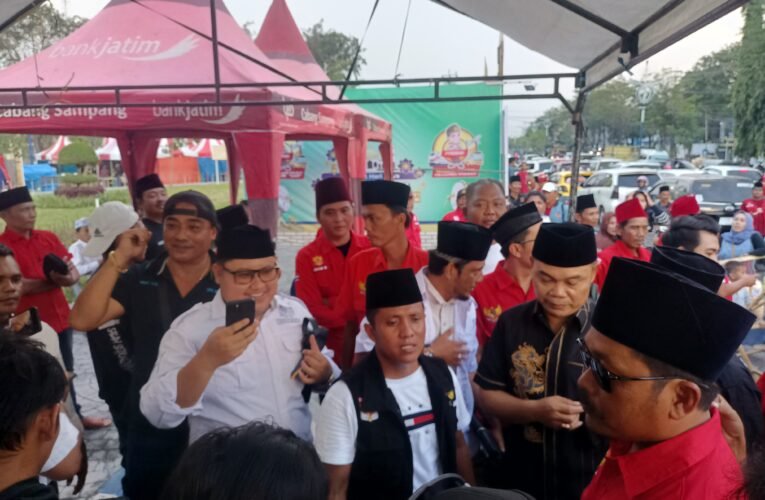 Kepedulian Nyata, Madas Sampang Bagi 2.000 Takjil untuk Pengguna Jalan Di Alun_Alun Trunojoyo Sampang.