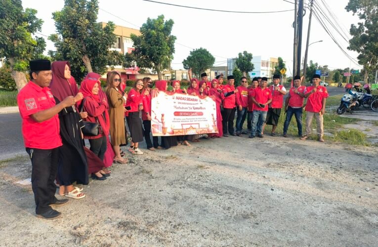 Ketua Bidang Srikandi Madas Sedarah Bagikan (1000) bungkus takjil Di jalan Raya bangkalan.