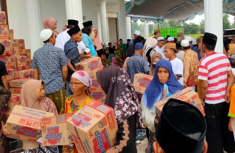 Berkah Ramadhan, Keluarga Besar H. Mat Yasin Santuni Anak Yatim dan Salurkan Ratusan Paket Sembako Pada Kaum Dhuafa
