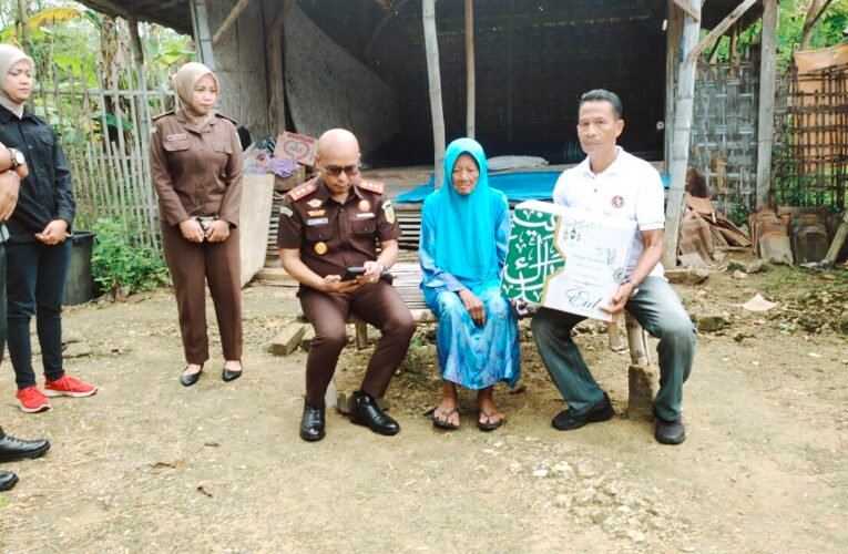 Kejari Sampang Kunjungi Dua Warga Kurang Mampu Di Desa Gulbung.