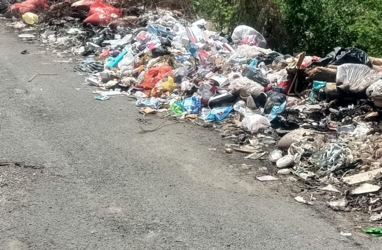 Sampah Menumpuk Berhari- Hari Masyarakat Keluhkan Lambannya Penanganan Dari Dinas DLH Sampang.