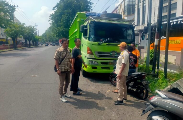 Dishub Wasdal Bersama Satpol PP Kelurahan Tindak Tegas Parkir Truk Sembarangan di Jalan Semut Baru